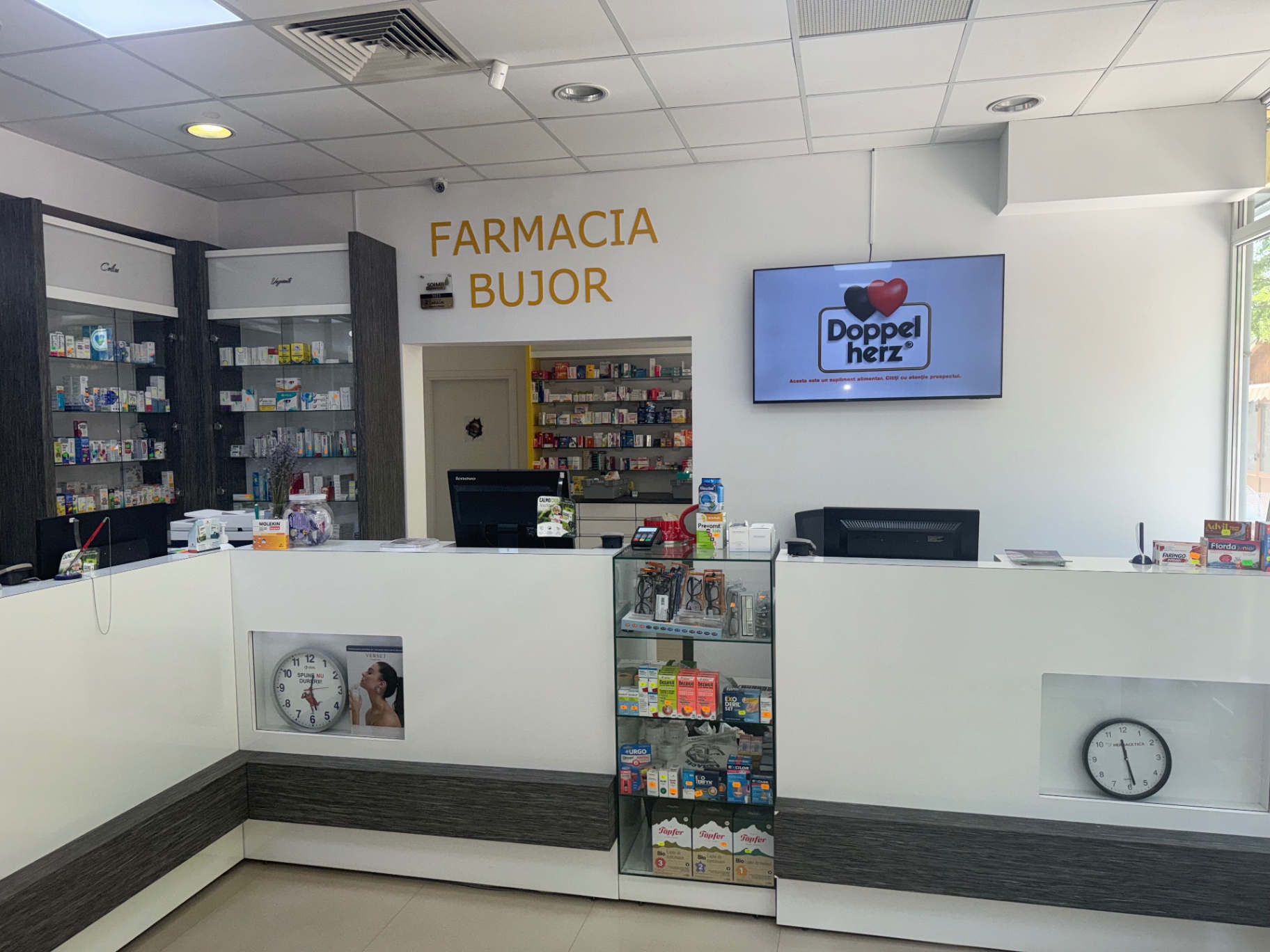 Ghișeul FARMACIA BUJOR cu produse și ecran informativ