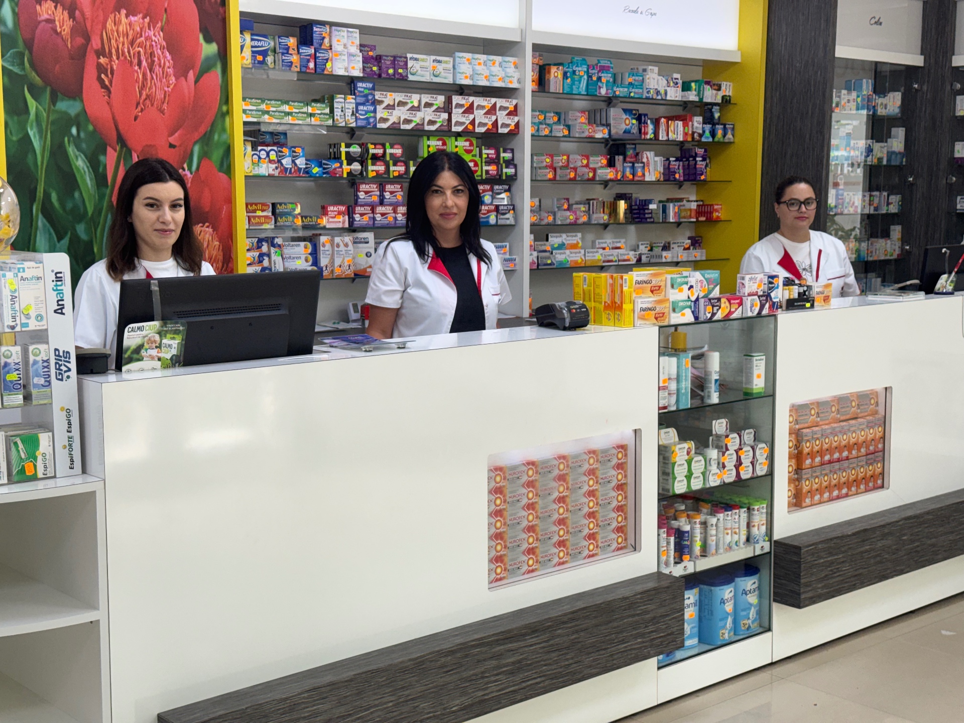 Farmaciste la ghișeul principal al Farmaciei BUJOR din Caracal